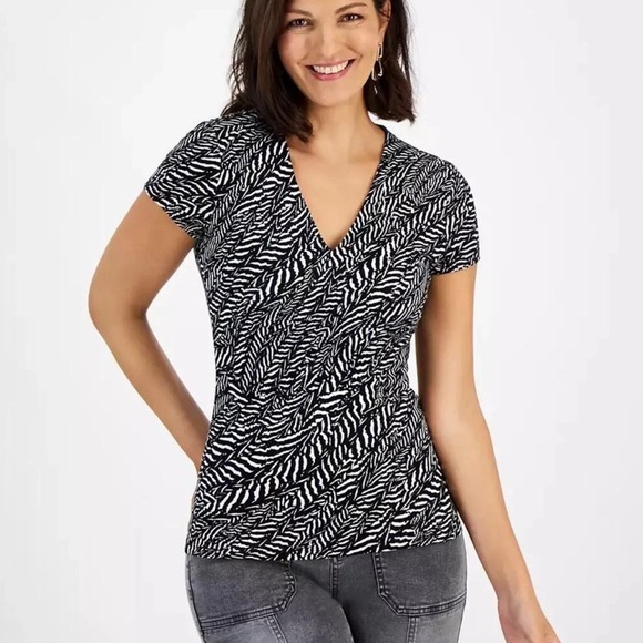 BLACK & WHITE PRINTED V-NECKK SHORT SLEEVE TOP - Picture 2 of 3